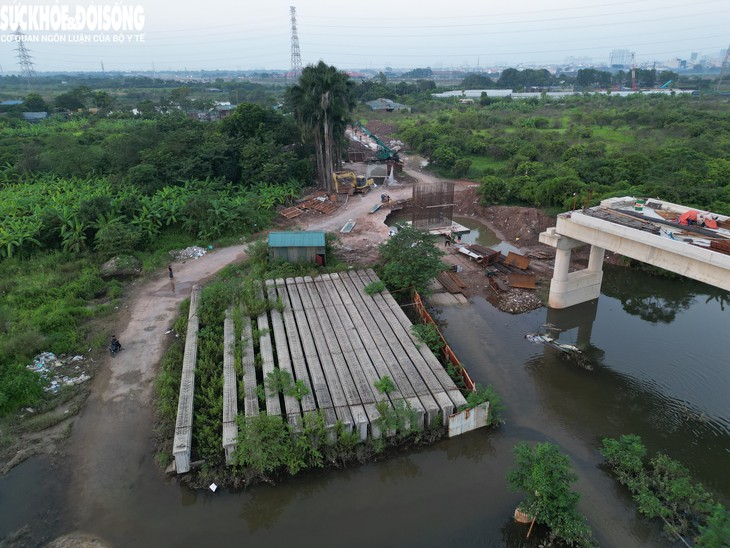 Cầu dân sinh chìm sâu, người dân Hà Nội mạo hiểm lội nước qua sông- Ảnh 13.