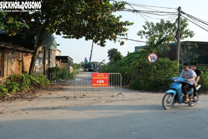 Cầu dân sinh chìm sâu, người dân Hà Nội mạo hiểm lội nước qua sông- Ảnh 7.