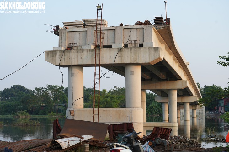 Cầu dân sinh chìm sâu, người dân Hà Nội mạo hiểm lội nước qua sông- Ảnh 9.