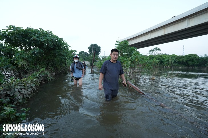 Cầu dân sinh chìm sâu, người dân Hà Nội mạo hiểm lội nước qua sông- Ảnh 5.