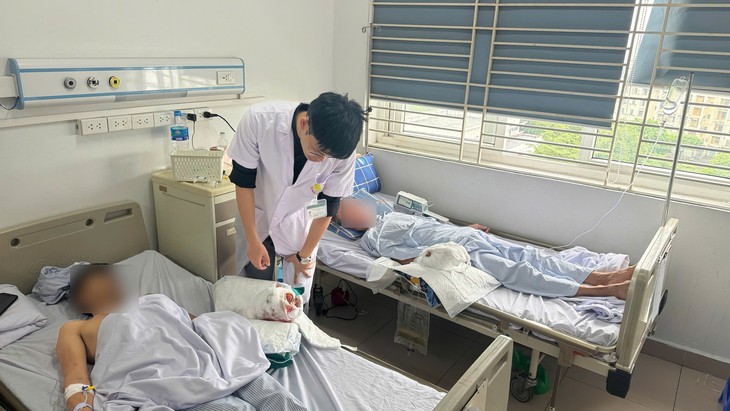 Cứu các ngón tay dập nát do cuốn vào máy cưa, thang máy- Ảnh 2.