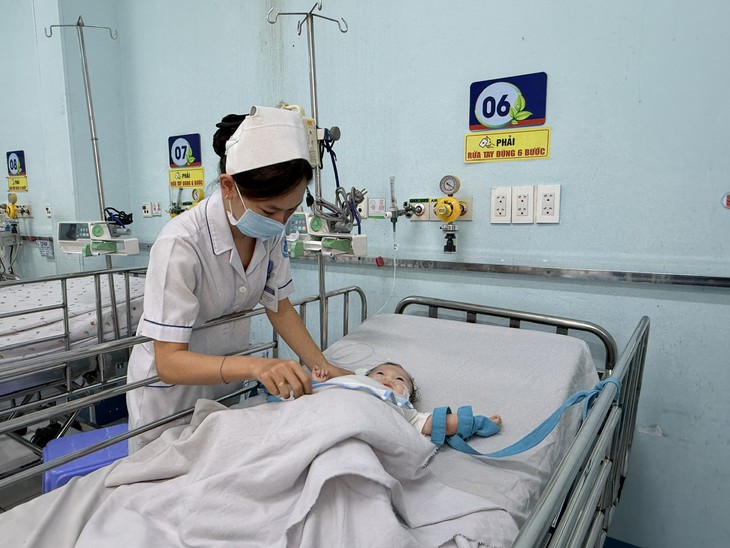 Không khí mờ đục, thời tiết thất thường: Bác sĩ cảnh báo những bệnh trẻ dễ mắc- Ảnh 1.