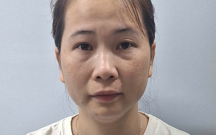 Xử lý người đàn ông chạy xe bán thuốc dạo không rõ nguồn gốc cho người dân- Ảnh 2.
