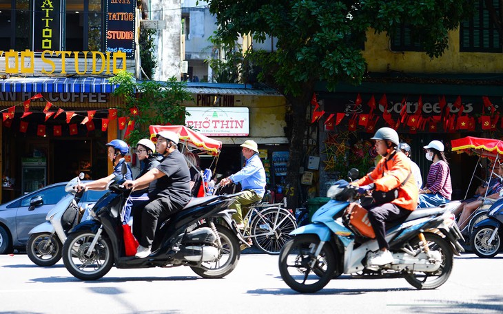 Nguyên nhân nắng nóng bỏng rát giữa mùa thu ở miền Bắc, miền Trung- Ảnh 2.