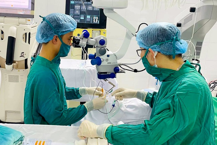 Tìm lại ánh sáng cho cậu bé 13 tuổi mắc bệnh mắt bẩm sinh, biến chứng nặng - Ảnh 2.