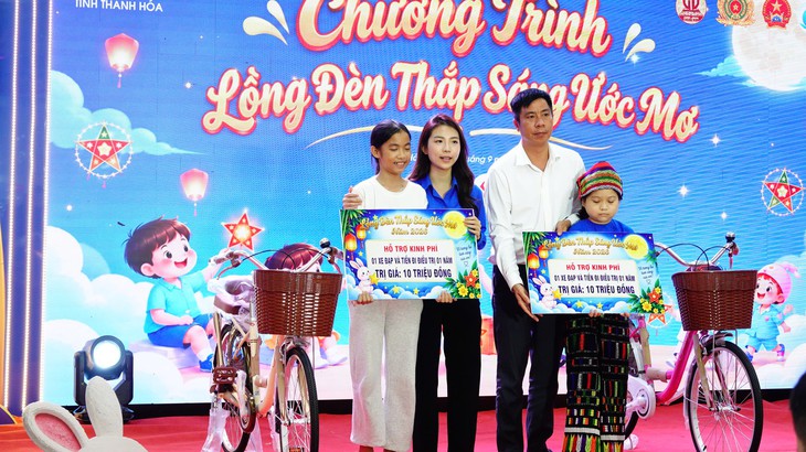 Ấm áp đêm hội ‘Lồng đèn thắp sáng ước mơ’ tại Bệnh viện Nhi Thanh Hóa - Ảnh 8.