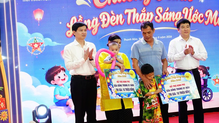 Ấm áp đêm hội ‘Lồng đèn thắp sáng ước mơ’ tại Bệnh viện Nhi Thanh Hóa - Ảnh 6.