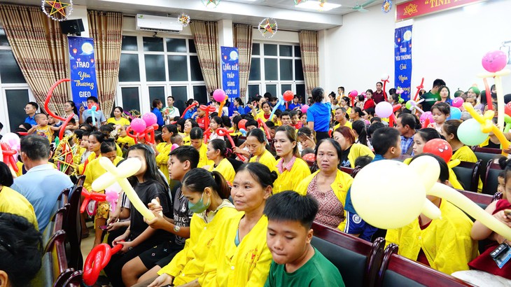Ấm áp đêm hội ‘Lồng đèn thắp sáng ước mơ’ tại Bệnh viện Nhi Thanh Hóa - Ảnh 1.