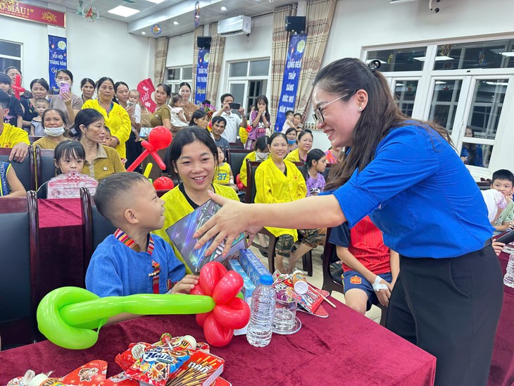 Ấm áp đêm hội ‘Lồng đèn thắp sáng ước mơ’ tại Bệnh viện Nhi Thanh Hóa - Ảnh 7.