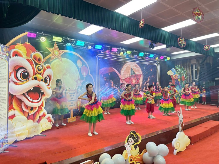 Ấm áp đêm hội ‘Lồng đèn thắp sáng ước mơ’ tại Bệnh viện Nhi Thanh Hóa - Ảnh 2.