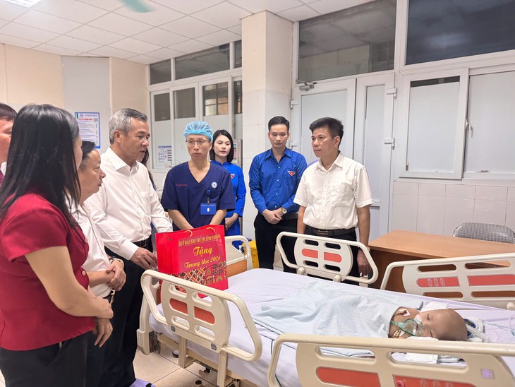 Ấm áp đêm hội ‘Lồng đèn thắp sáng ước mơ’ tại Bệnh viện Nhi Thanh Hóa - Ảnh 4.