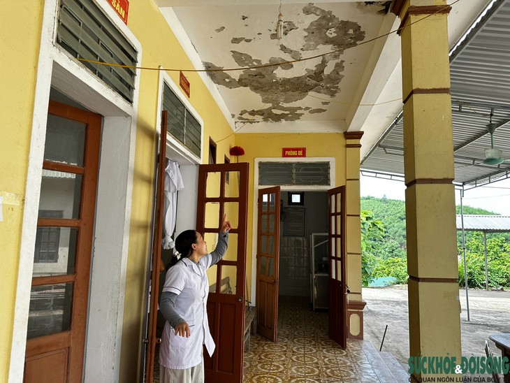 Nhiều trạm y tế ở Nghệ An dột nát, trần nhà chực rơi- Ảnh 1.