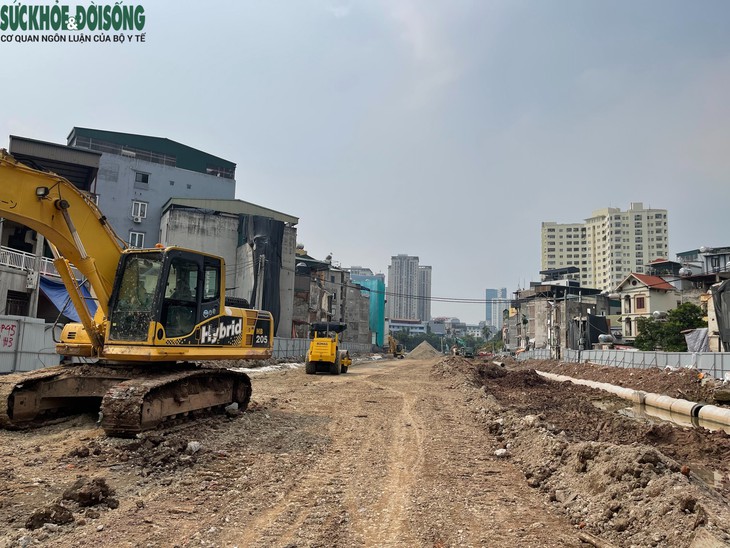 Những căn nhà 'méo mó' bên tuyến Vành đai 2,5- Ảnh 1.