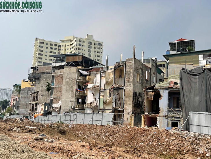Những căn nhà 'méo mó' bên tuyến Vành đai 2,5- Ảnh 3.