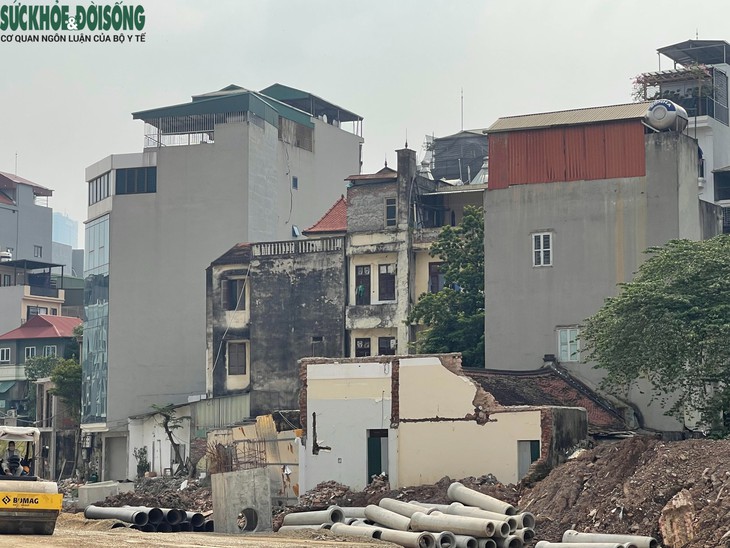 Những căn nhà 'méo mó' bên tuyến Vành đai 2,5- Ảnh 5.