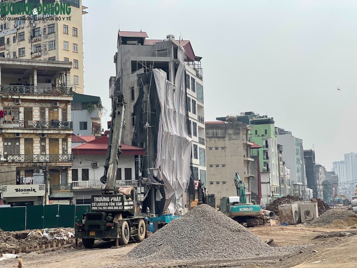 Những căn nhà 'méo mó' bên tuyến Vành đai 2,5- Ảnh 6.