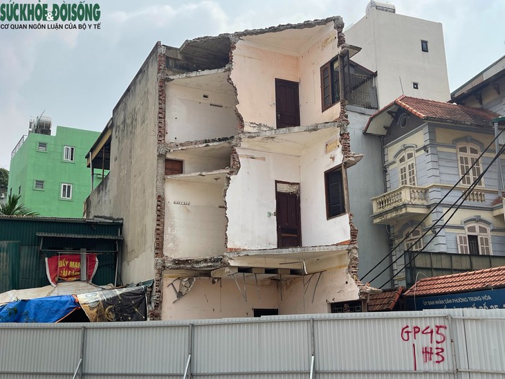 Những căn nhà 'méo mó' bên tuyến Vành đai 2,5- Ảnh 8.