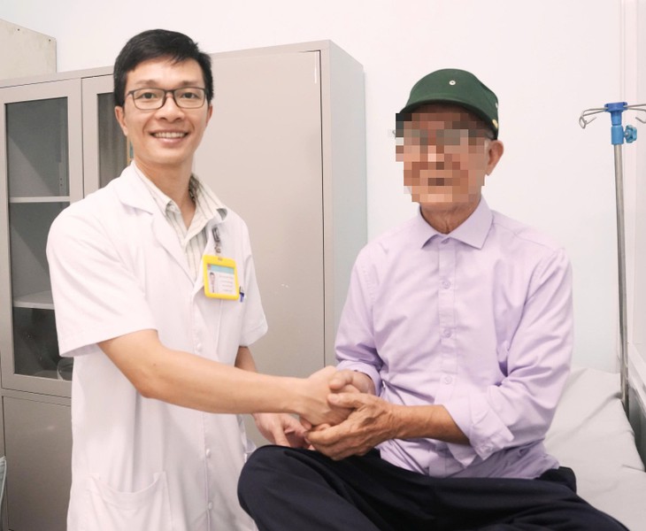 Đau bụng âm ỉ, cụ ông 82 tuổi phát hiện khối u hiếm gặp - Ảnh 2.