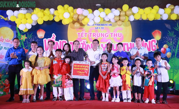 Vầng trăng yêu thương dành tặng trẻ em có hoàn cảnh đặc biệt - Ảnh 2.
