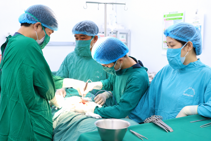 Báo động đỏ cứu bệnh nhân vỡ thận trái độ 5 sau tai nạn giao thông- Ảnh 1.