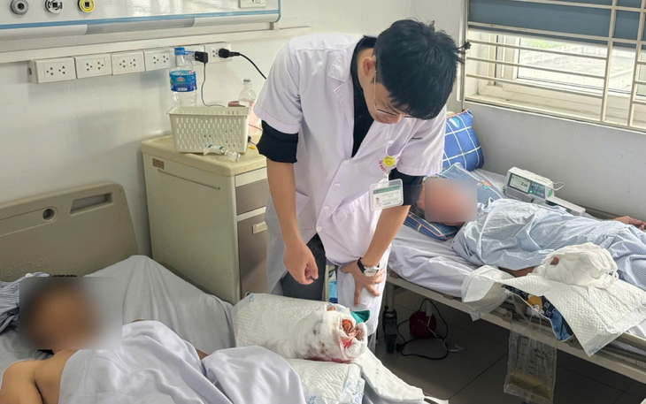 10 phút giải cứu người mắc kẹt trong thang máy chung cư mini- Ảnh 2.