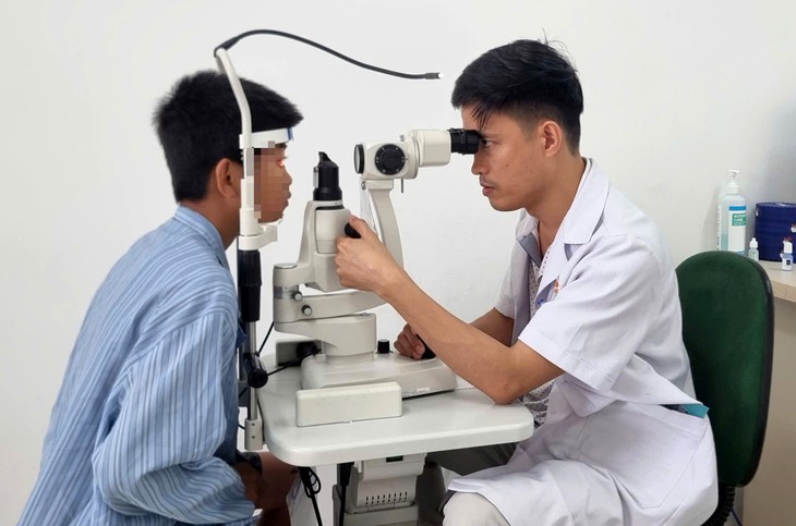 Tìm lại ánh sáng cho cậu bé 13 tuổi mắc bệnh mắt bẩm sinh, biến chứng nặng - Ảnh 1.