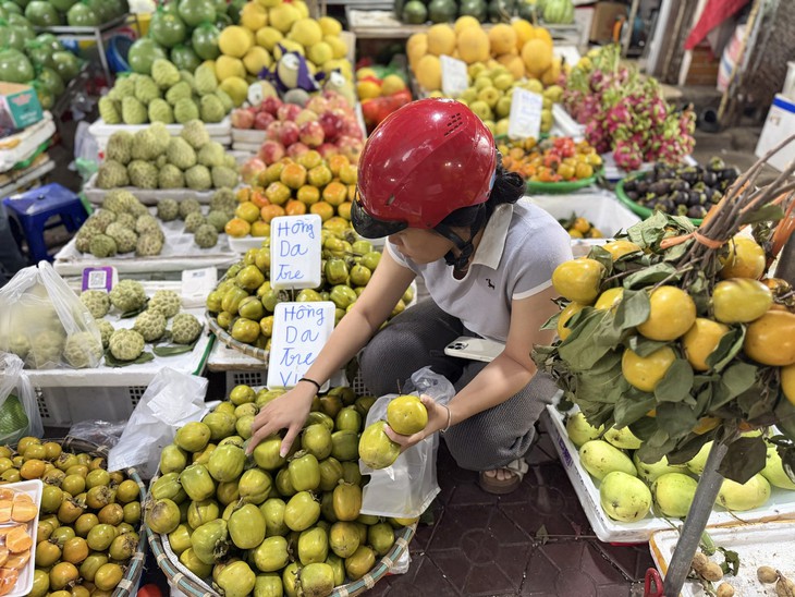 Hồng da tre có gì đặc biệt mà giá gần 200.000 đồng/kg vẫn được chị em thi nhau ‘săn đón’? - Ảnh 1.