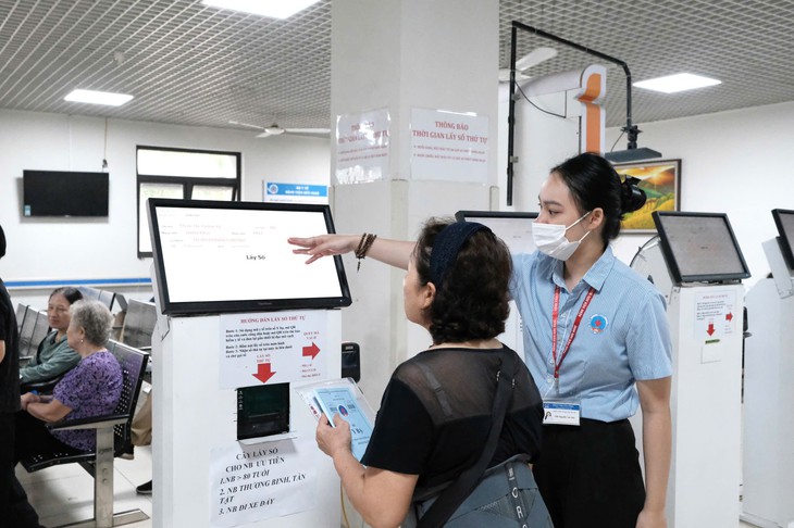 Chuyển đổi số trong bệnh viện: Thêm thuận tiện cho người cao tuổi- Ảnh 1.