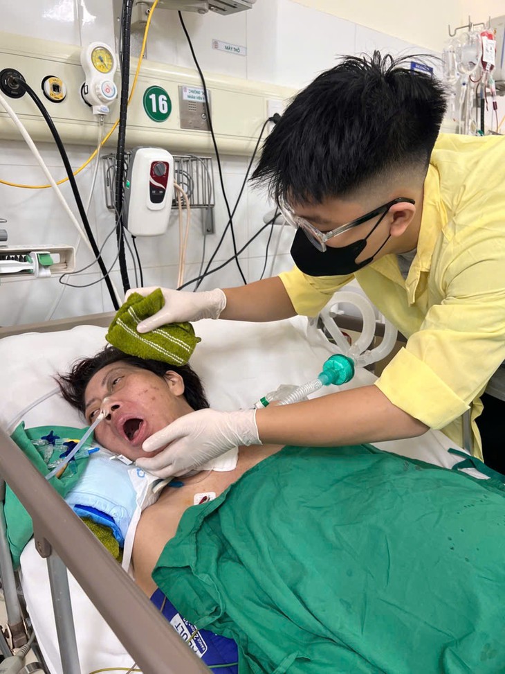 Mẹ nguy kịch nằm một chỗ, 2 con tuổi ăn học đứng trước nguy cơ mất chỗ dựa duy nhất- Ảnh 2.