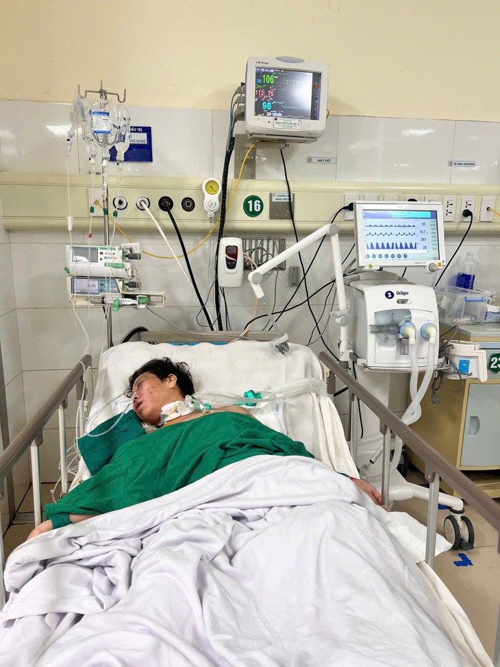 Mẹ nguy kịch nằm một chỗ, 2 con tuổi ăn học đứng trước nguy cơ mất chỗ dựa duy nhất- Ảnh 1.