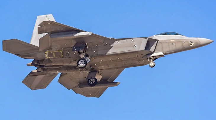Tiêm kích F-22 Raptor Mỹ xuất hiện với cấu hình 'thợ săn tàng hình'- Ảnh 1.