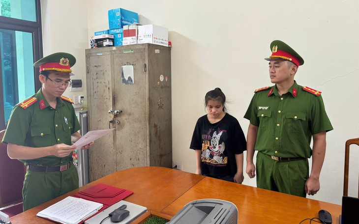 Người đàn ông vô tình quảng bá cờ bạc trực tuyến vì chiếc áo được tặng - Ảnh 2.