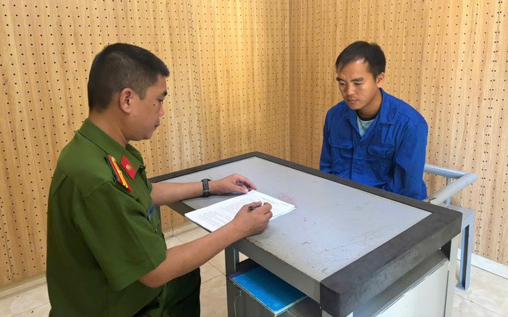 15 người đang chơi xóc đĩa bị bắt quả tang- Ảnh 2.