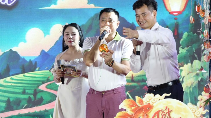 Đêm hội trăng rằm, thắp sáng ước mơ cho thiếu nhi vùng biên Yên Khương - Ảnh 4.