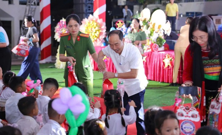 Đêm hội trăng rằm, thắp sáng ước mơ cho thiếu nhi vùng biên Yên Khương - Ảnh 7.