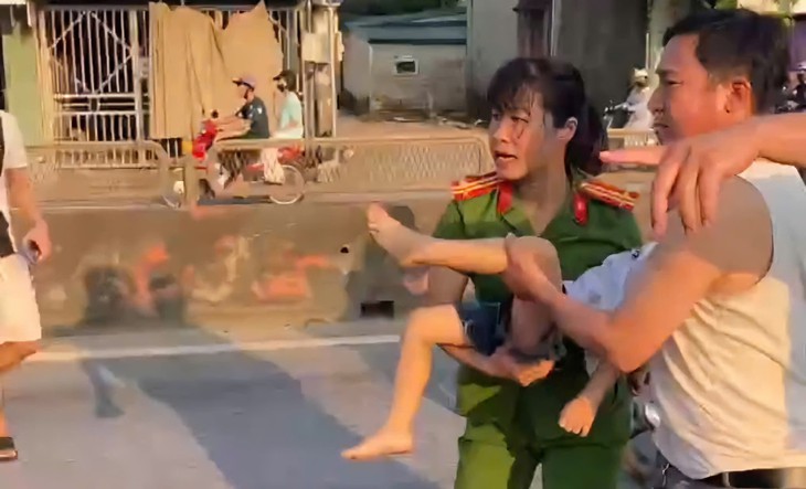 Kịp thời sơ cứu, đưa nạn nhân nhỏ tuổi bị tai nạn giao thông đi cấp cứu- Ảnh 2.