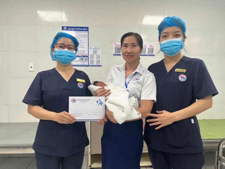 Bé trai vừa chào đời bị người thân bỏ lại bệnh viện- Ảnh 1.