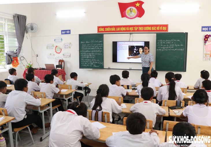 Kiên trì đưa học sinh dân tộc thiểu số trở lại lớp đầu năm học mới- Ảnh 1.