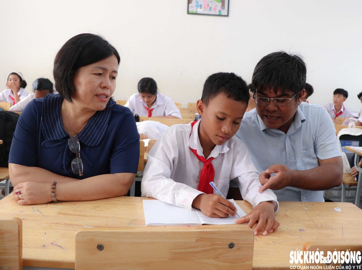 Kiên trì đưa học sinh dân tộc thiểu số trở lại lớp đầu năm học mới- Ảnh 2.
