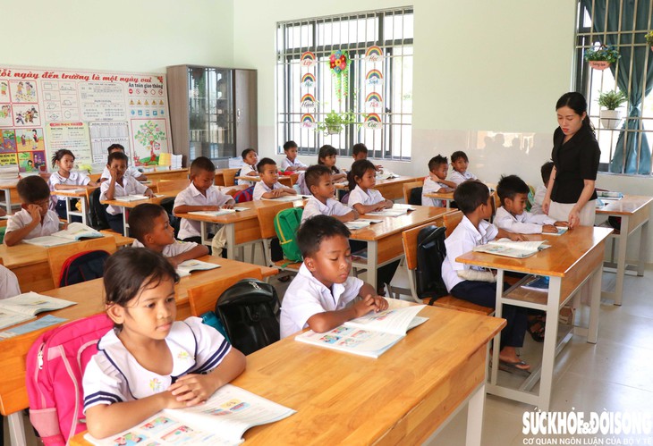 Kiên trì đưa học sinh dân tộc thiểu số trở lại lớp đầu năm học mới- Ảnh 4.