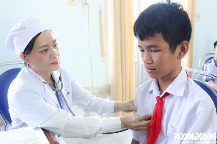 Hơn 8.800 học sinh Khánh Hòa được kiểm tra sức khỏe đầu năm học mới - Ảnh 2.