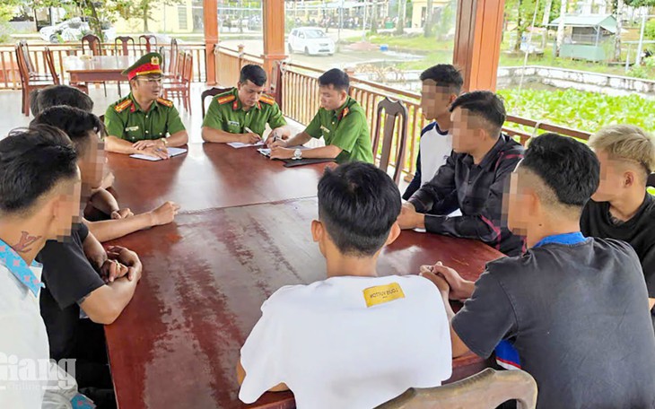 12 thanh thiếu niên vi phạm giao thông còn khiêu khích đăng lên mạng- Ảnh 2.
