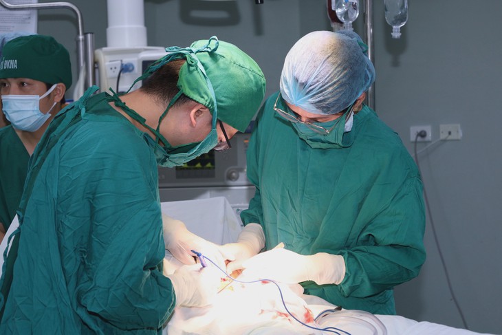 Sản phụ nguy kịch vì xoắn tử cung 180 độ- Ảnh 1.
