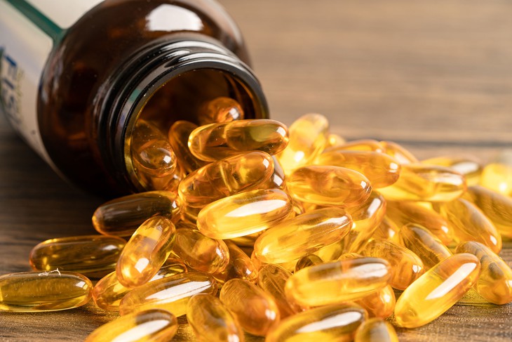 Dầu cá, glucosamine, vitamin D có thực sự tốt cho não người lớn tuổi?- Ảnh 2.