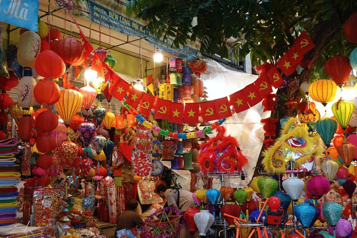 Vì sao tiểu thương Hàng Mã treo biển 'chỉ khách mua hàng chụp ảnh'- Ảnh 1.