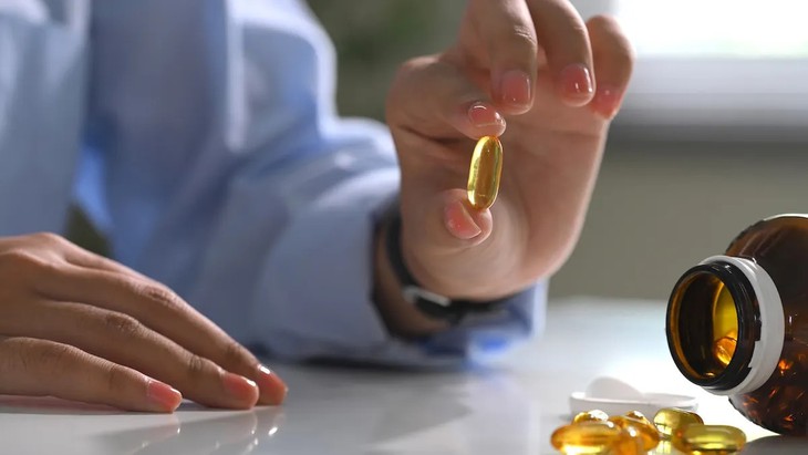 Dầu cá, glucosamine, vitamin D có thực sự tốt cho não người lớn tuổi?- Ảnh 4.