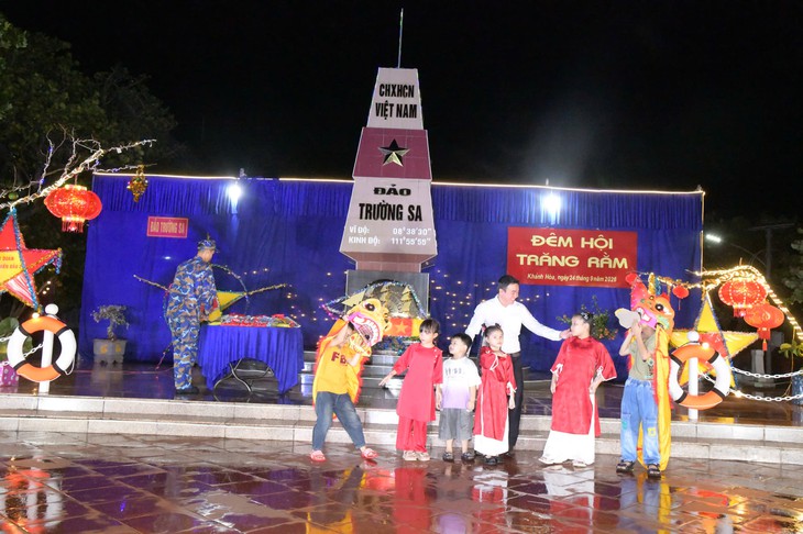Chuẩn bị Trung thu ấm áp ở Trường Sa - Ảnh 1.