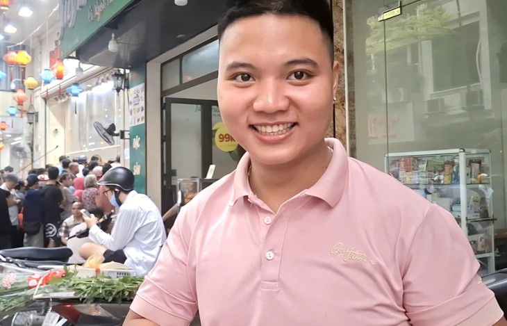 Hàng bánh trung thu 'đông nhất' Hà Nội, mỗi khách chỉ được mua 1 cặp - Ảnh 2.