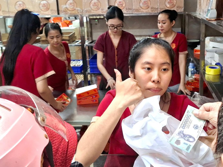 Hàng bánh trung thu 'đông nhất' Hà Nội, mỗi khách chỉ được mua 1 cặp - Ảnh 5.