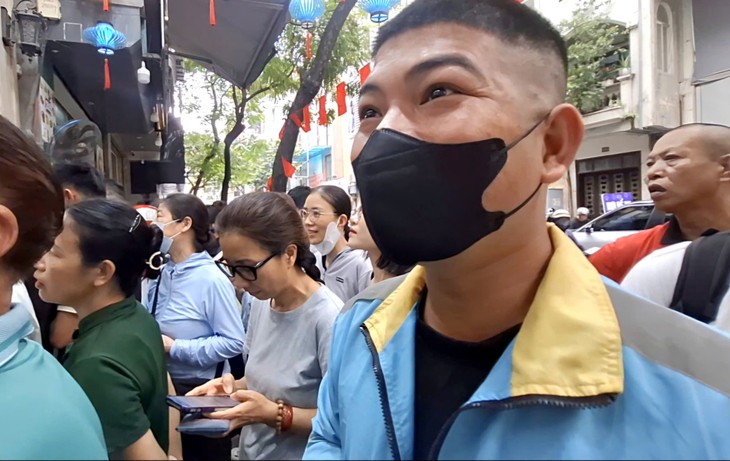 Hàng bánh trung thu 'đông nhất' Hà Nội, mỗi khách chỉ được mua 1 cặp - Ảnh 4.